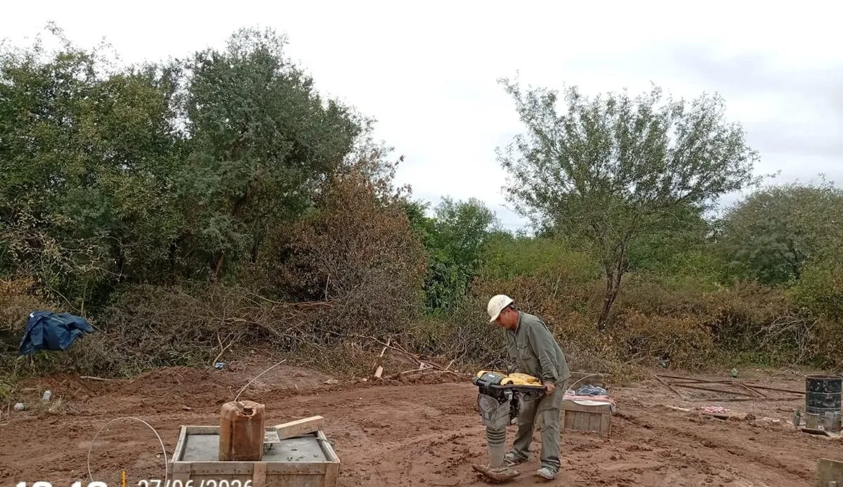 Operario con pisón compactando el terreno
