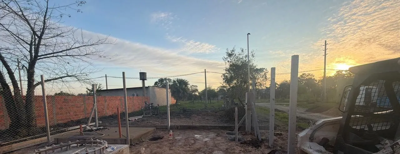 Sitio con cerramiento perimetral al atardecer