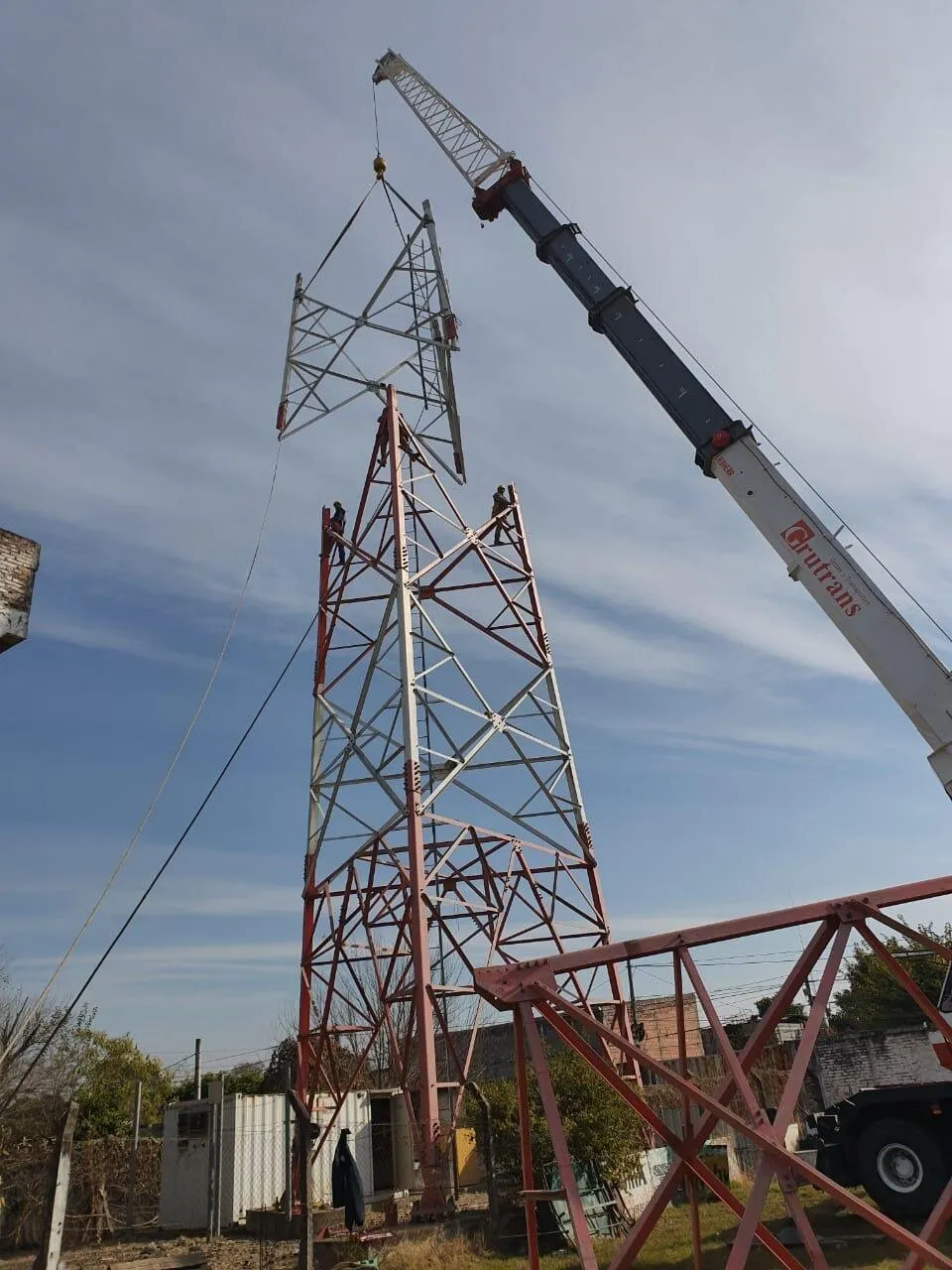 Grúa izando un tramo de torre